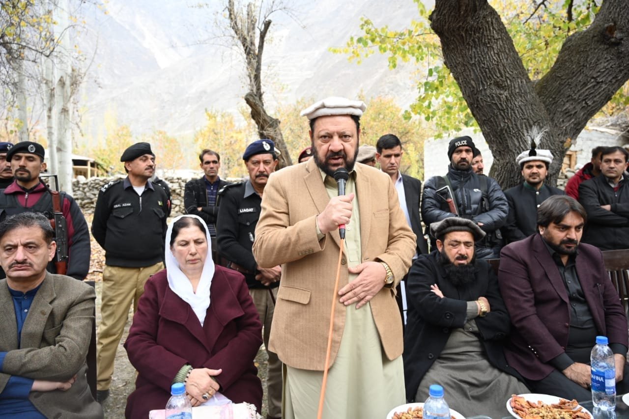 ہنزہ. وزیر اعلی گلگت بلتستان حاجی گلبر خان ناصر آباد ہنزہ میں عمائدین سے خطاب کر رہے ہیں. Chief Minister Gilgit-Baltistan Eiman Shah Deputy Commissioner Hunza