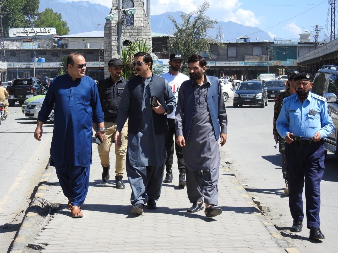 گلگت۔ ڈائریکٹر جنرل گلگت ڈیویلپمنٹ اتھارٹی عباس علی خان نے گلگت شہر کی خوبصورتی اور اپ لفٹنگ کے لئے شہر  کے مختلف حصوں (گھڑی باغ، پل روڈ، کشمیری بازار، راجا بازار اور شاہی پولوگراونڈ) کا دورہ کیا،