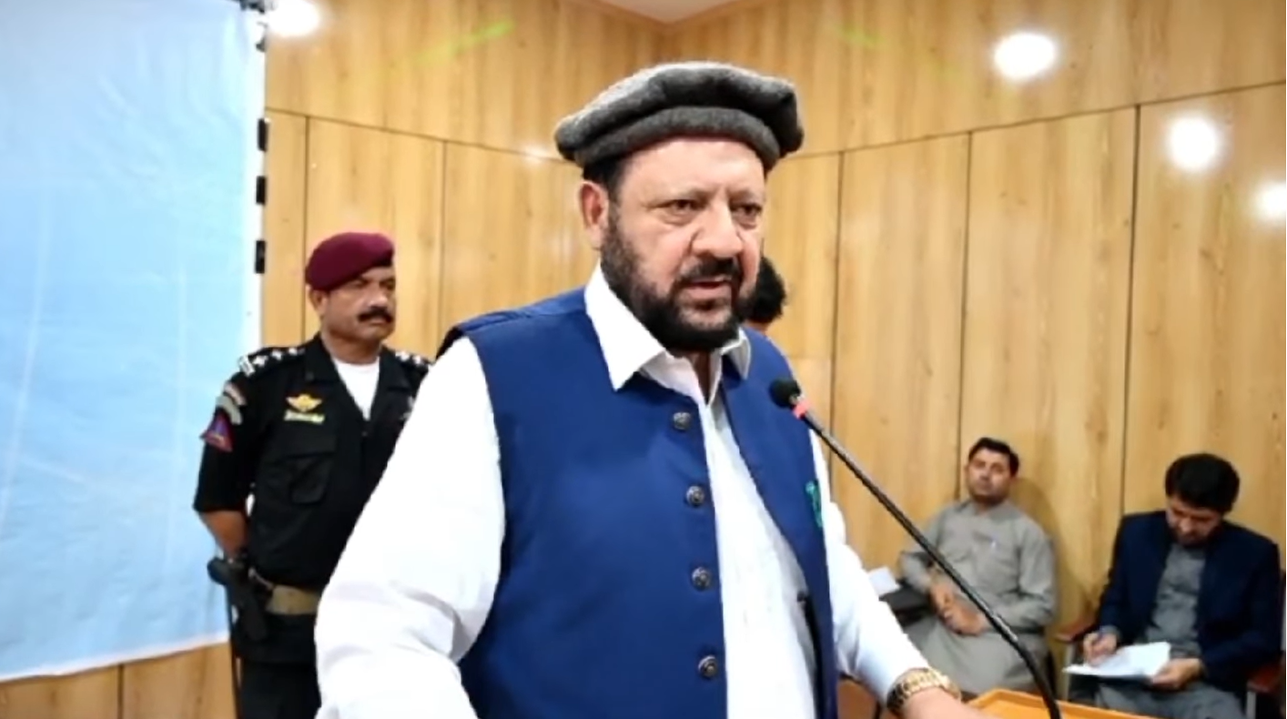 سکردو: وزیر اعلیٰ گلگت  بلتستان حاجی گلبر خان، صوبائی وزراء ودیگر مقررین گورنمنٹ بوائز ڈگری کالج سکردو میں استحکام پاکستان کانفرنس سے خطاب کررہے ہیں.