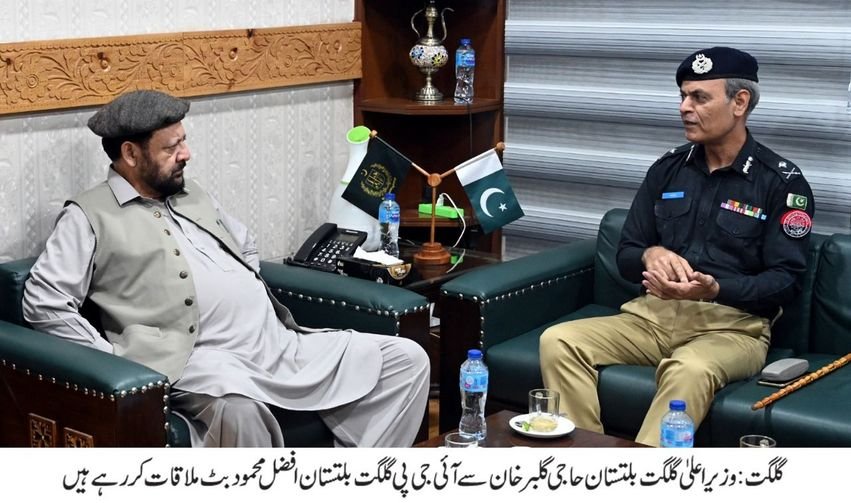 گلگت۔ وزیر اعلیٰ گلگت بلتستان حاجی گلبر خان سے آئی جی پی گلگت بلتستان افضل ملاقات کررہے ہیں۔