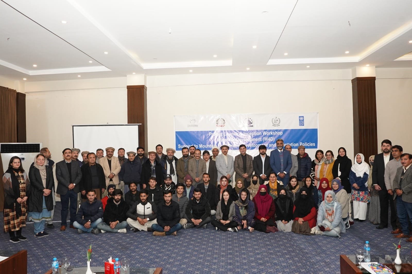 گلگت بلتستان میں '' واٹر فار ڈویلپمنٹ '' منصوبے کا آغاز گلگت. گلگت میں ''واٹر فار ڈویلپمنٹ'' منصوبے کی افتتاحی ورکشاپ کا آج آغاز کیا گیاجو گلگت بلتستان میں پائیدار ترقی کو فروغ دینے کی جانب ایک اہم قدم ہے۔ اس منصوبے کو ای وی کے ٹو سی این آر اور  یو این ڈی