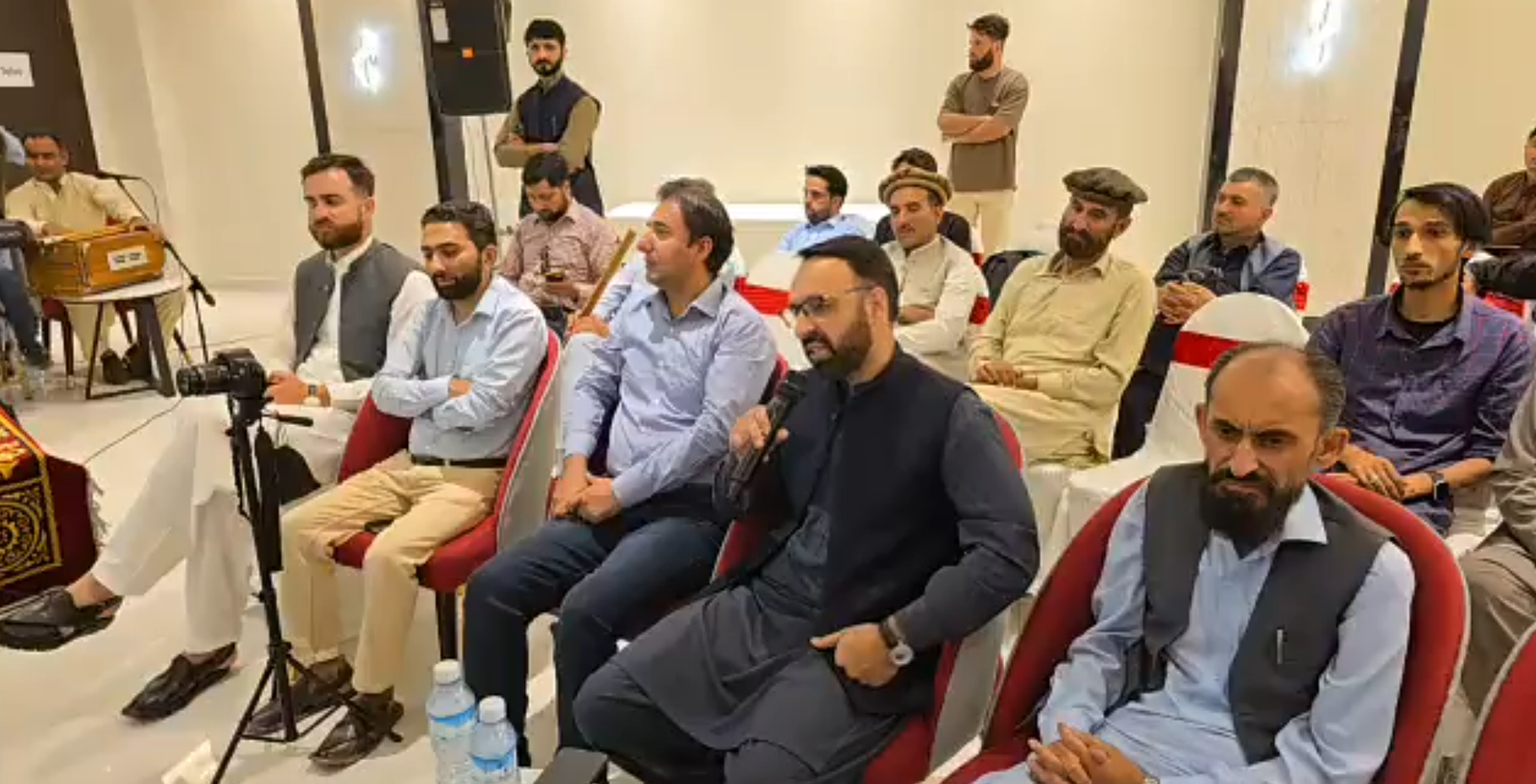 گلگت۔ سیکریٹری سروسز و جنرل ایڈمنسٹریشن اور معروف شاعر ظفر وقار تاج کے دو شنا شعری مجموعے 'سونچے مورئیے' اور مہ گہ تھئی چگا' کی تقریب رونمائی مقامی ہوٹل میں منعقد ہوئی،