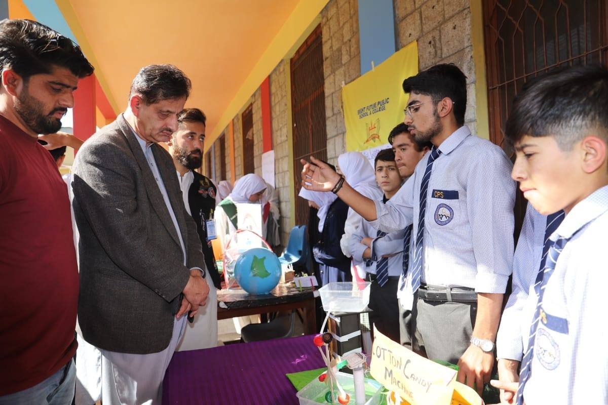 گلگت ۔ معاون خصوصی برائے اطلاعات ایمان شاہ نے اسلامی جمیعت طلباء کے زیر اہتمام تعلیمی ایکسپو 2024  میں شرکت کی اور طلباء کی جانب سے لگائے گئے مختلف سٹالز کا معائنہ کیا۔