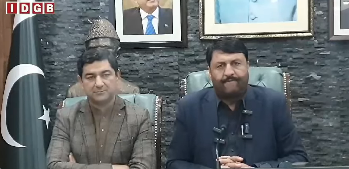 لگت۔ صوبائی کابینہ کے اجلاس کے بعد صوبائی وزیر قانون و پارلیمانی امور غلام محمد اور صوبائی وزیر پلاننگ راجہ ناصر علی خان میڈیا کو بریفنگ دے رہے ہیں۔ Ghulam Muhammad