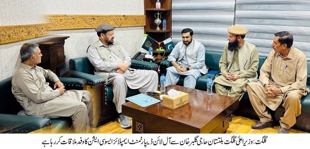 گلگت : وزیر اعلی گلگت بلتستان حاجی گلبر خان سے آل لائن ڈیپارٹمنٹ ایمپلائز ایسوسی ایشن کا وفد ملاقات کررہا ہے.