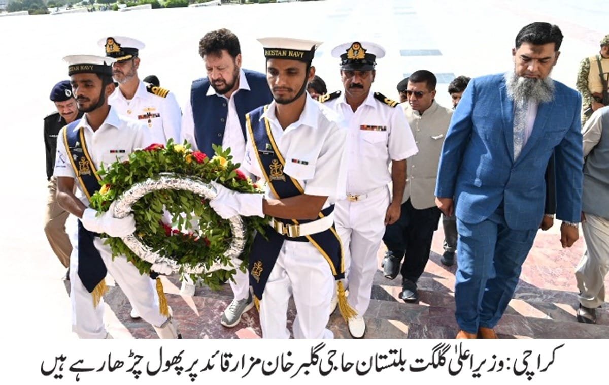 کراچی : وزیر اعلی گلگت بلتستان حاجی گلبر خان مزار قائد پر پھول چڑھا رہے ہیں.  Chief Minister Gilgit-Baltistan