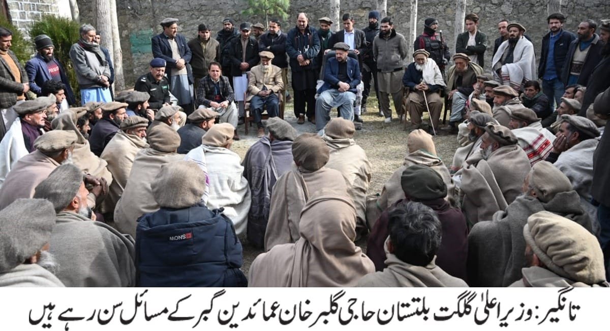 تانگیر : وزیر اعلی گلگت بلتستان حاجی گلبر خان عمائدین گبر کے مسائل سن رہے ہیں.  Chief Minister Gilgit-Baltistan