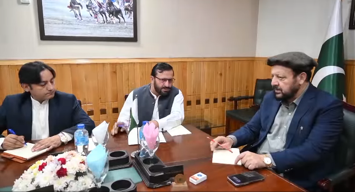 گلگت۔ وزیر اعلیٰ گلگت بلتستان حاجی گلبر خان نے گلگت بلتستان اور کوہستان ٹرانسپورٹرز کو درپیش مسائل کے حوالے سے اعلیٰ سطحی اجلاس کے موقع پر گفتگو کرتے ہوئے کہا کہ قیمتی انسانی جانوں کا تحفظ کو ہر صورت یقینی بنایا جائے گا۔ 