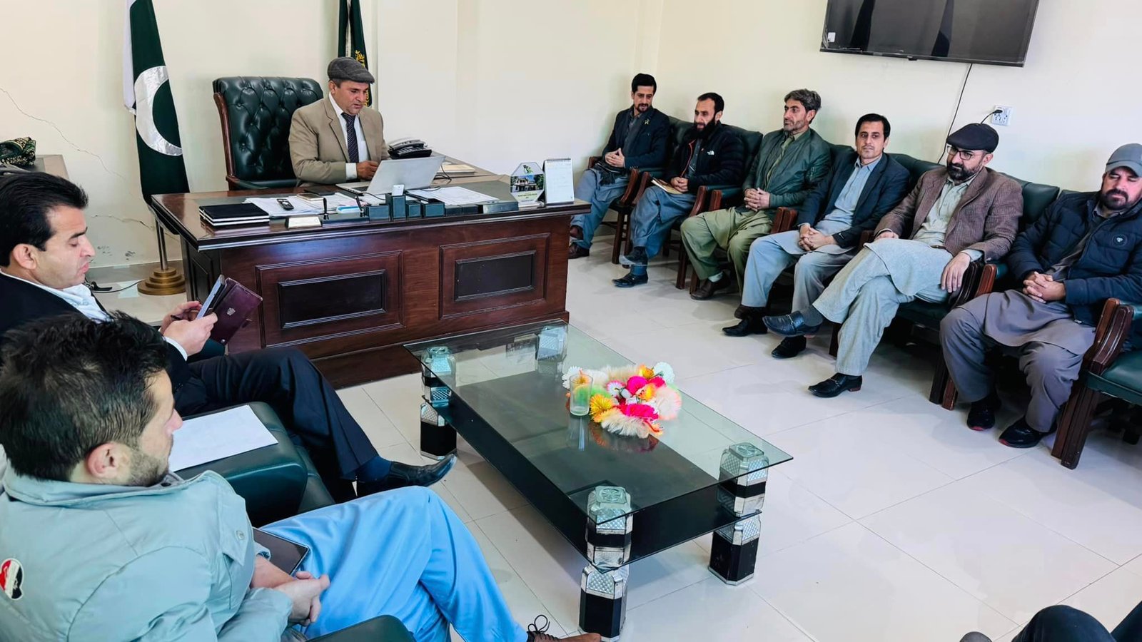 گلگت۔ ڈپٹی ڈائیریکٹر اطلاعات فاروق احمد  چارج سنبھالنے کے بعد محکمے کے ملازمین سے بریفنگ لے رہے ہیں۔