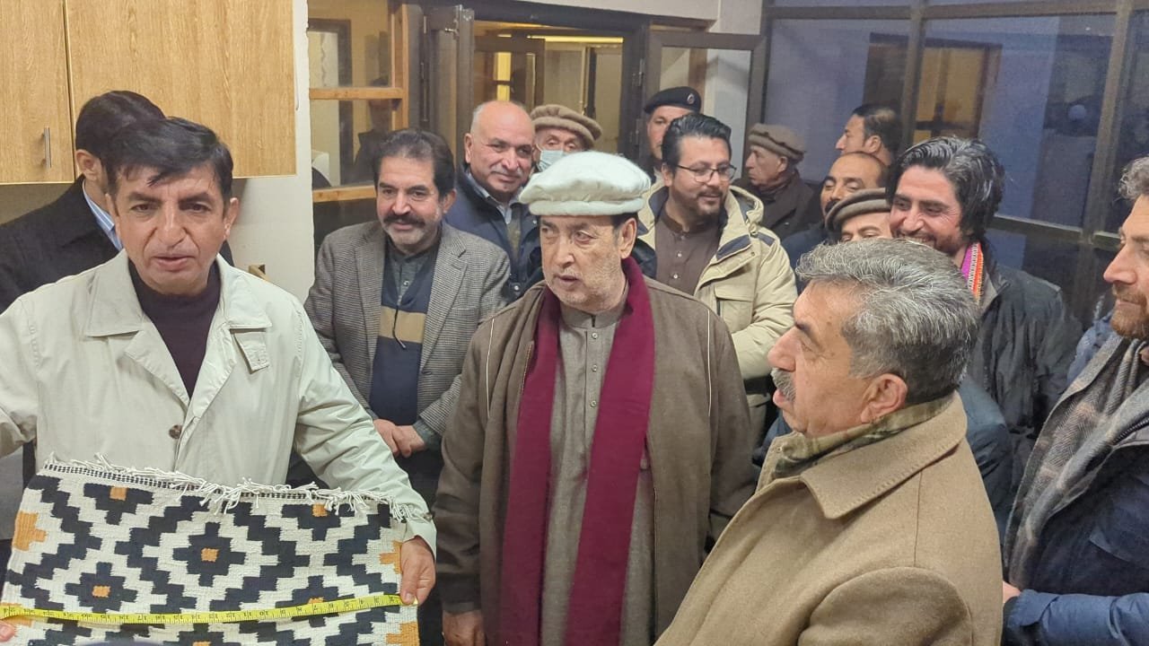 ہنزہ: گورنر گلگت بلتستان سید مہدی شاہ نے قراقرم ایریا ڈویلپمنٹ آرگنائزیشن (کاڈو) کا تفصیلی دورہ کیا اور ادارے کے مختلف پراجیکٹس کا جائزہ لیا۔ اس موقع پر چیئرمین کاڈو سلطان مدد اور سی ای او عباس علی نے گورنر گلگت  بلتستان کو کاڈو کے تحت جاری منصوبوں پر تفص