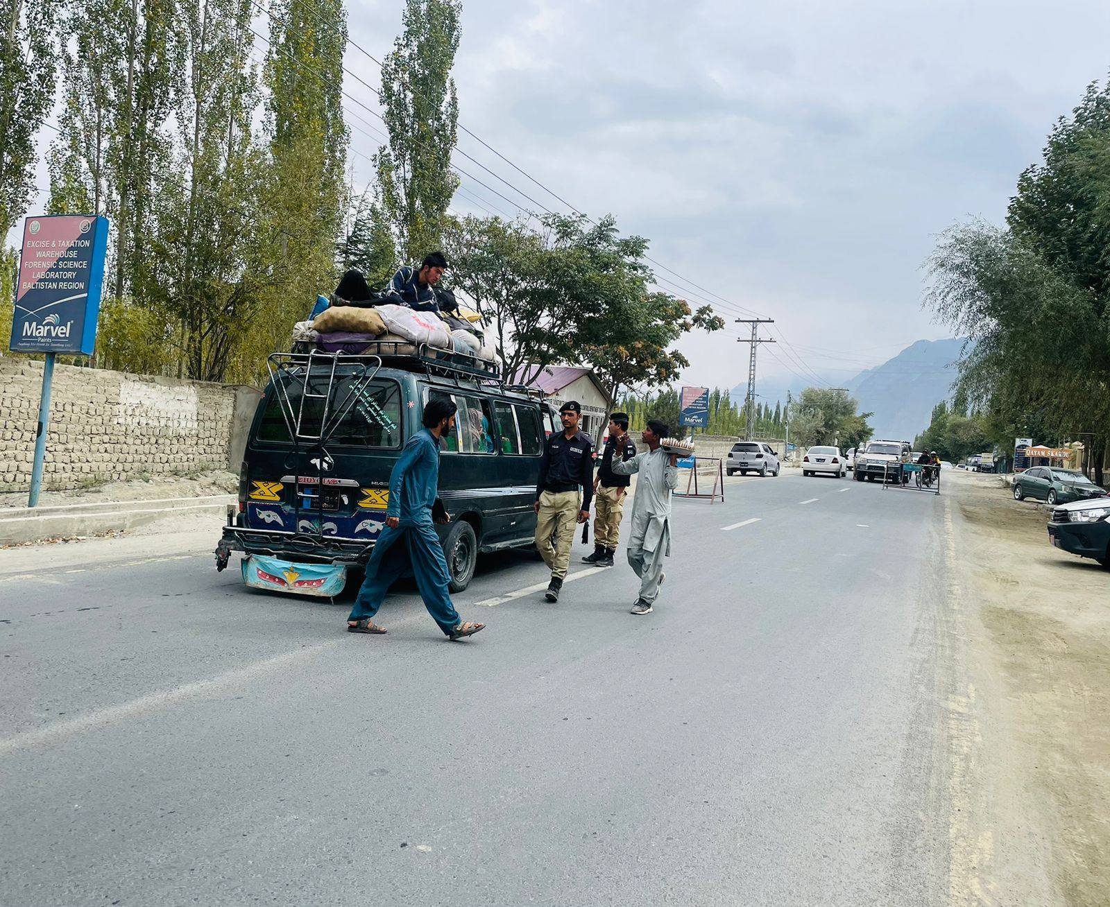 ایکسائز پولیس ان ایکشن،گلگت بلتستان کے مختلف علاقوں میں ناکےسکردو سے راولپنڈی چلنے والی پبلک ٹرانسپورٹ گاڑیوں اور رینٹ اے کار سروس کے روٹ پرمٹ، فٹنس ، دو ڈرائیورز  اور زائد کرایے کی سختی سے چیکنگ، زائد کرایہ موقع پر مسافروں کو واپس،فینسی ، جعلی نمبر پلیٹس