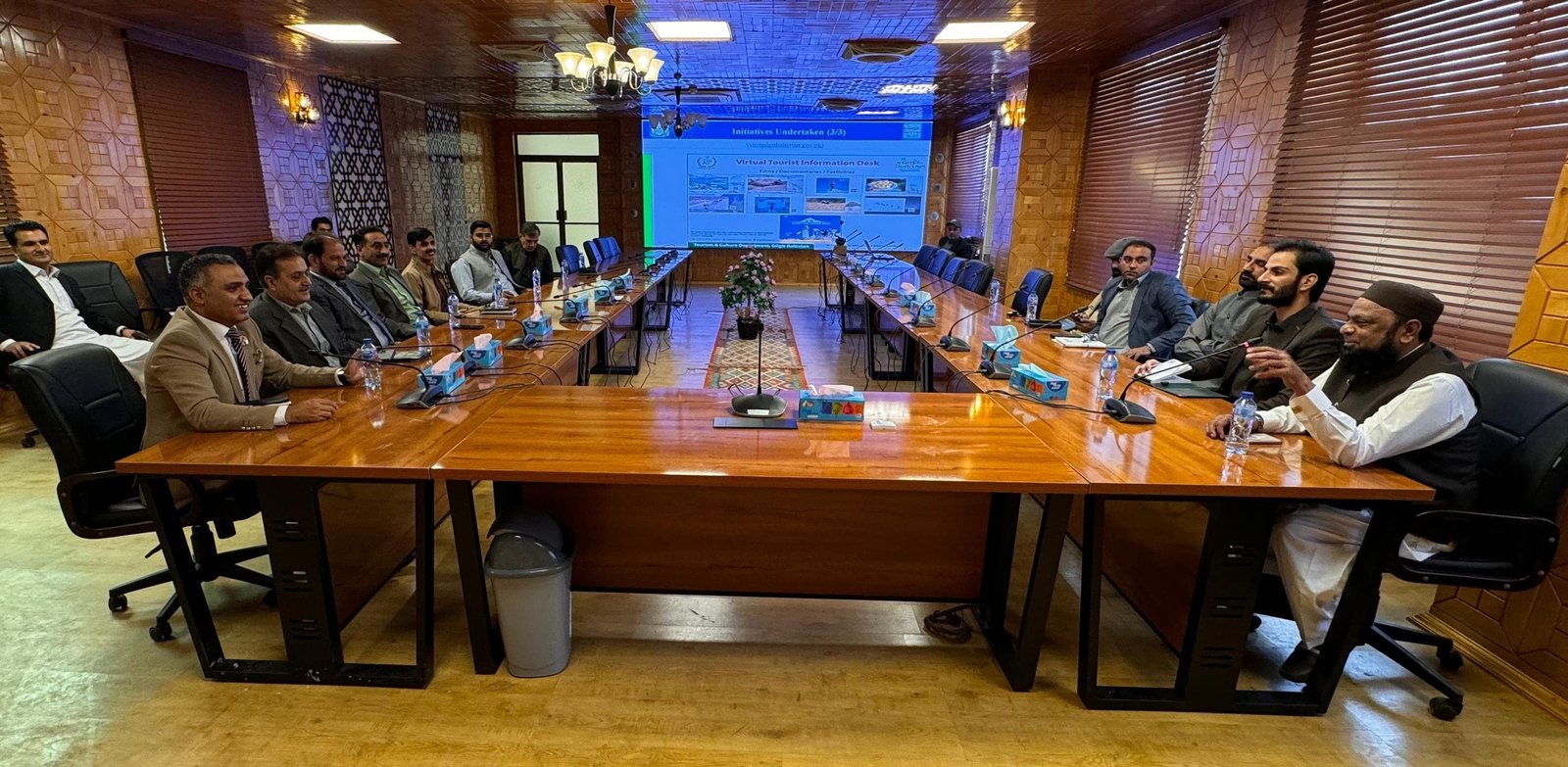 گلگت۔وزیر اعظم پاکستان کے کوآرڈینیٹر برائے کشمیر افیئرز و گلگت بلتستان شبیر احمد عثمانی کو سیکریٹری سیاحت ضمیر عباس گلگت بلتستان میں سیاحت کی بہتری کے حوالے سے بریفنگ دے رہے ہیں۔  Office of the Chief Secretary, Gilgit Baltistan  Tourism & Culture Departme