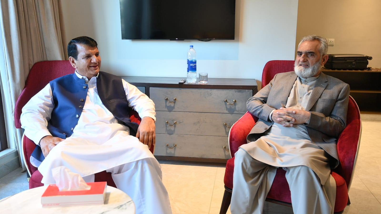 گلگت ۔ وفاقی وزیر امور کشمیر و گلگت بلتستان انجینئر امیر مقام سے نگران وزیر اعلی گلگت بلتستان جسٹس ریٹائرڈ یار محمد ملاقات کررہے ہیں۔
