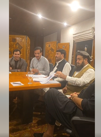 گلگت : صوبائی وزراء کابینہ اجلاس کے اہم فیصلوں کے حوالے سے میڈیا نمائندوں کو آگاہ کر رہے ہیں۔ Ghulam Muhammad