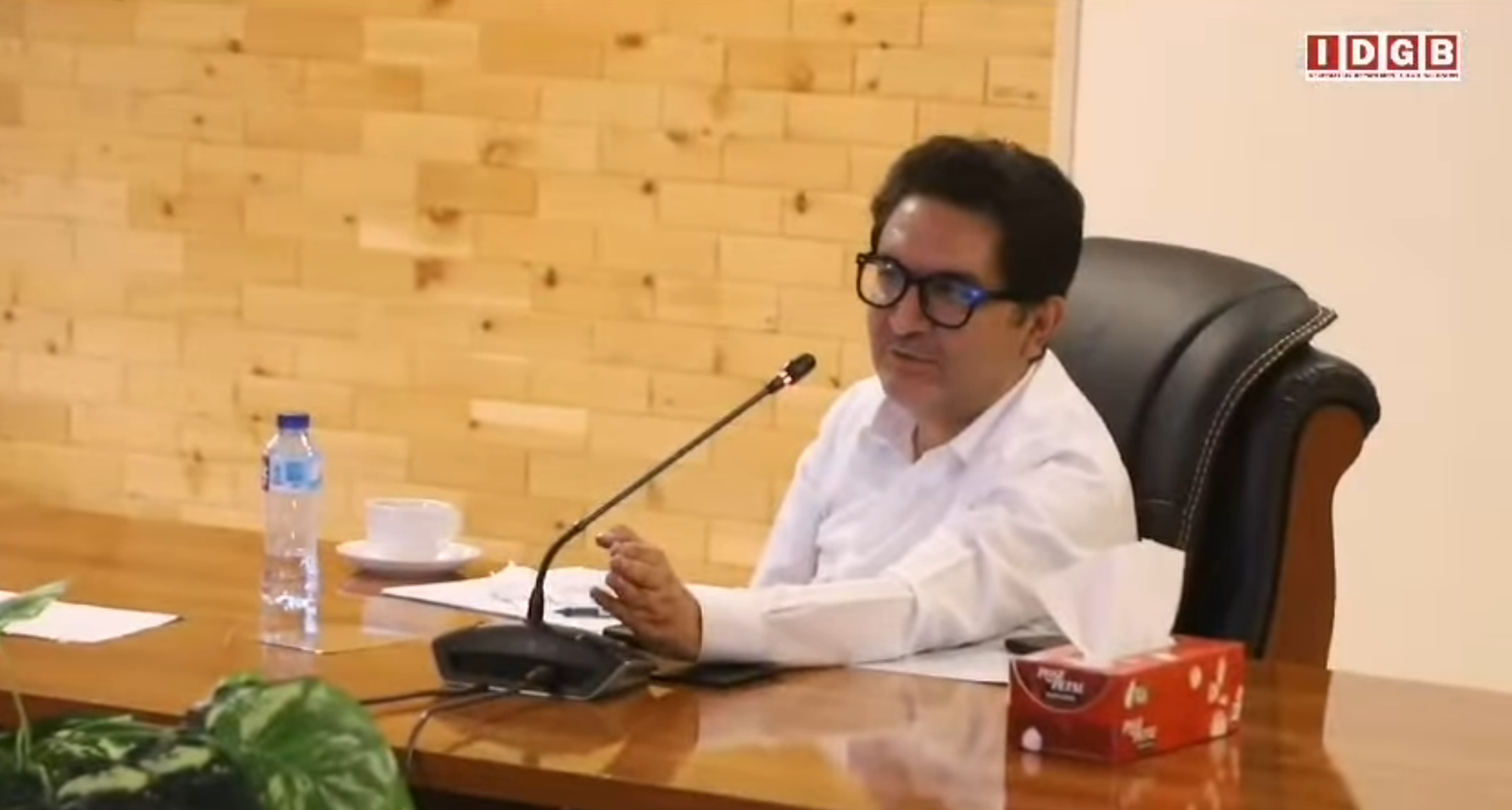 گلگت۔ ایڈیشنل چیف سیکریٹری ڈویلپمنٹ کیپٹن ریٹائرڈ مشتاق احمد کو حالیہ بارشوں کے بعد کے نقصانات، بحالی کیلئے کیئے گئے اقدامات اور ایمرجنسی صورتحال کے حوالے سے تمام اضلاع کے کمشنرز، ڈپٹی کمشنر اور متعلقہ ذمہ داران نے بریفننگ دی۔