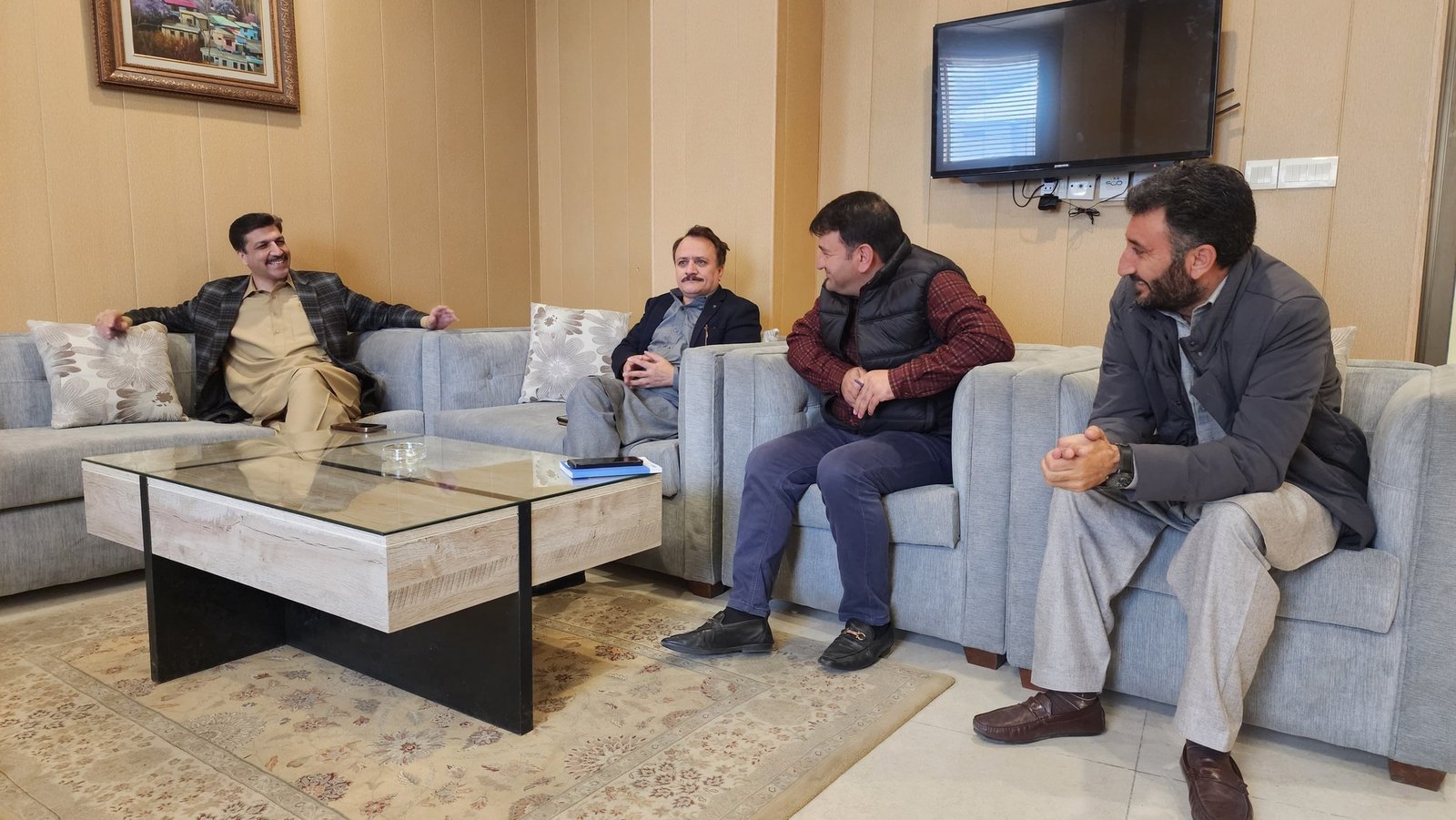 گلگت۔ سیکریٹری انفارمیشن جی بی،میر وقار احمد سے صوبائی کوآرڈینیٹر یو این ڈی پی گلاف ٹو پراجیکٹ رشید الدین ملاقات کررہے ہیں۔سیکریٹری واٹر مینجمنٹ و ایریگیشن اعظم خان،سیکریٹری فوڈ جی بی صفدر خان و دیگر موجود ہیں۔ Office of the Chief Secretary, Gilgit Baltis