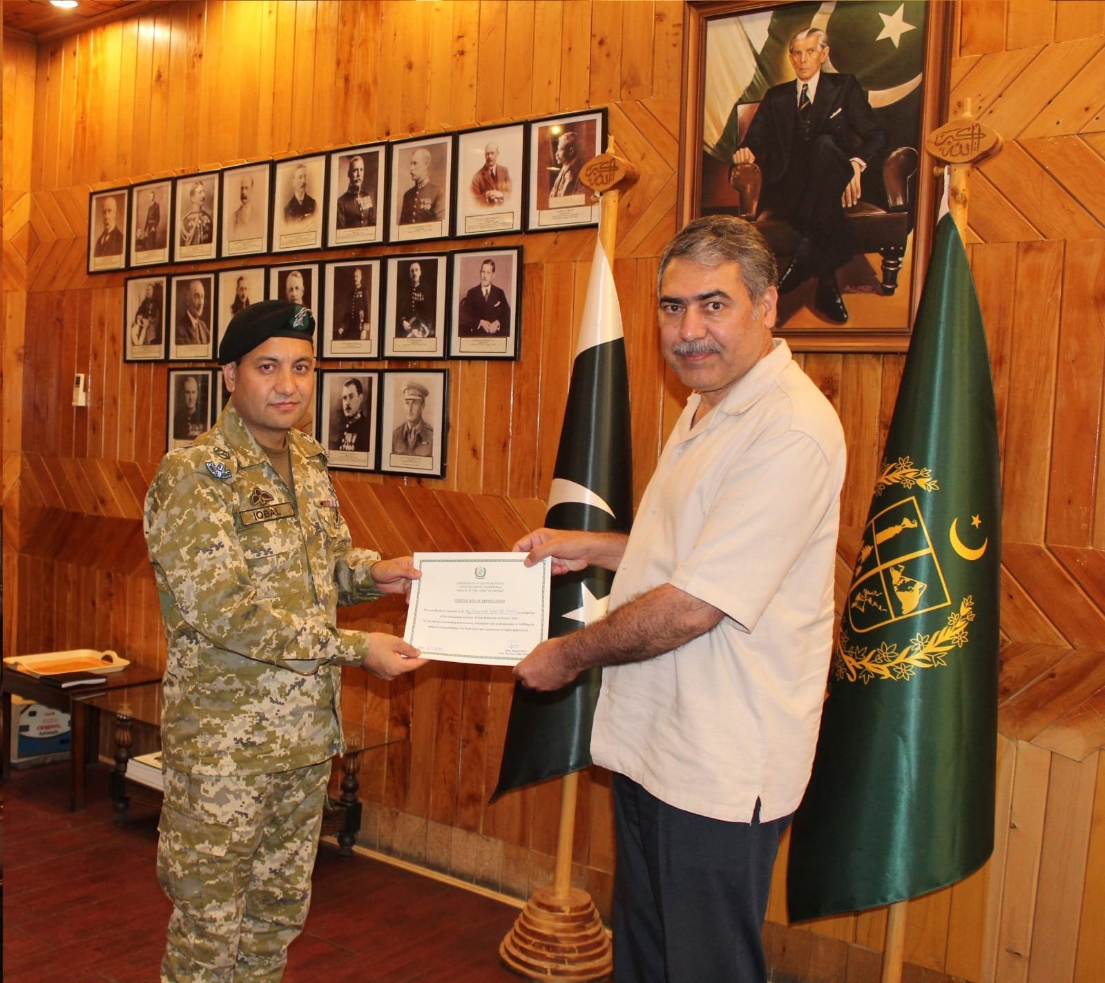 گلگت  چیف سیکریٹری گلگت بلتستان ابرار احمد مرزا نے محرم الحرام کے دوران امن و امان کے قیام کیلئے نمایاں کارکردگی کا مظاہرہ کرنیوالے انتظامی افسران اور  قانون نافذ کرنیوالے اداروں کے اہلکاروں میں تعریفی سرٹیفکیٹ تقسیم کیے۔