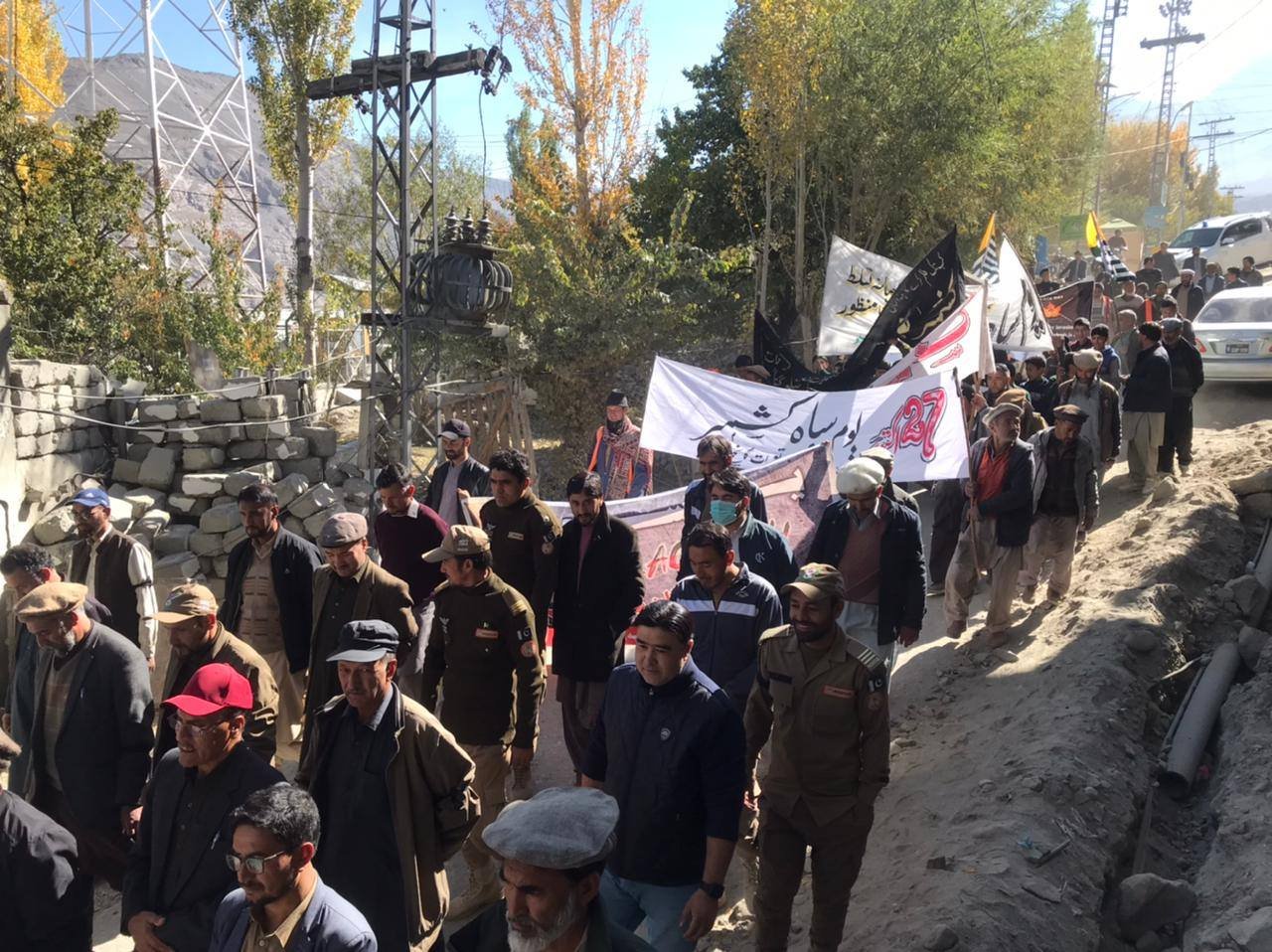 گانچھے: 27 اکتوبر گانچھے میں یوم سیاہ جوش و خروش سے منایا گیا. قلم چوک سے مرکزی بازار خپلو تک ریلی نکالی گئی ریلی میں طلبہ، سرکاری ملازمین، میڈیا نمائندوں اور عوام نے بھرپور شرکت کی۔