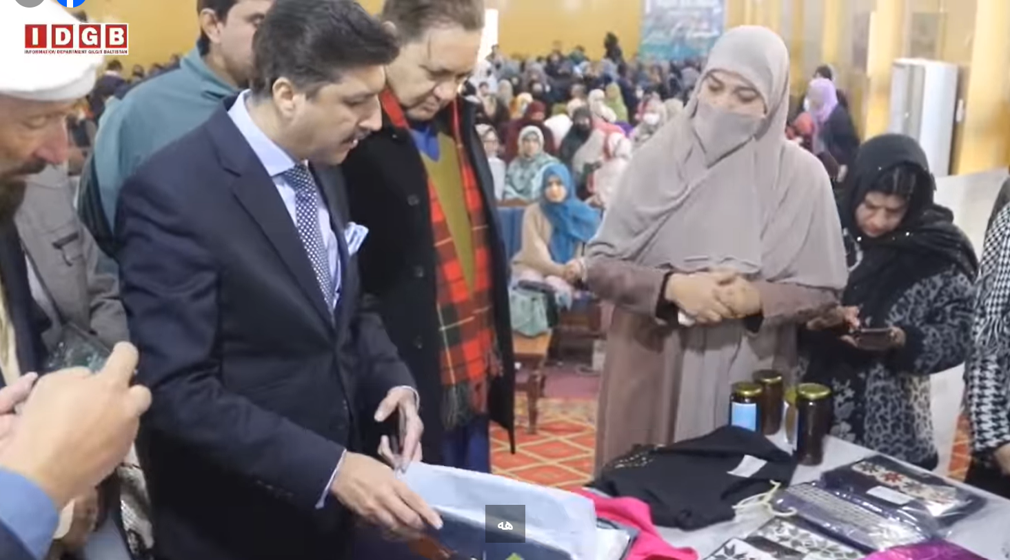 محکمہ اطلاعات، حکومت گلگت بلتستان 20 نومبر 2024 گلگت۔ ہیلپنگ ہینڈ کے آرفن پروگرام کے تحت گلگت بلتستان کے مختلف تعلیمی اداروں میں زیر تعلیم غیر معمولی صلاحیتوں کے حامل طلباء و طالبات کے لئے فاطمی جناح گورنمنٹ گرلز ڈگری کالج گلگت میں ہائی ایچیورس ایوارڈ کی 