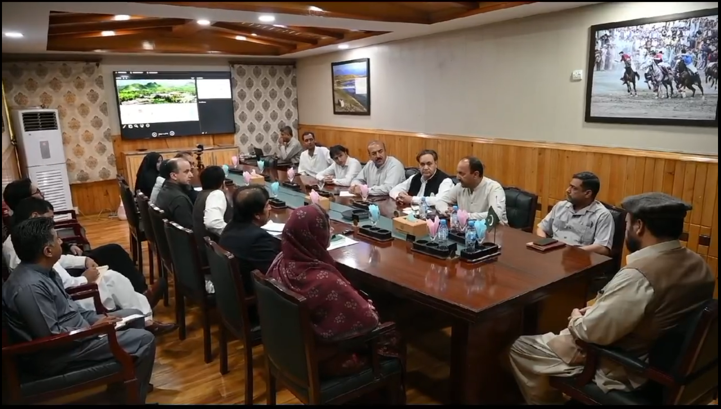 گلگت۔ وزیر اعلیٰ گلگت بلتستان حاجی گلبر خان نے قرشی گروپ کے اعلیٰ عہدیداروں سے گفتگو