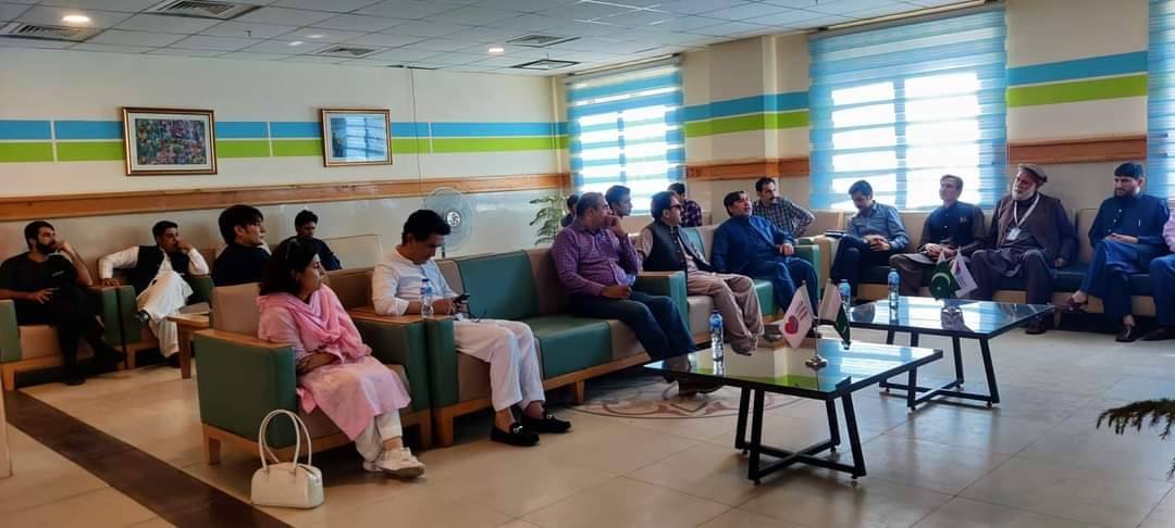 گلگت : وفاقی سیکریٹری پلاننگ و ڈویلپمنٹ اویس منظور سمرا نے آج گلگت کارڈیک ہسپتال کا دورہ کیا۔ اس موقع پر انکے ہمراہ ایڈیشنل چیف سیکریٹری ترقیات کیپٹن( ر) مشتاق احمد، سیکریٹری مواصلات و تعمیرات سبطین احمد، سیکریٹری برقیات ثناء اللہ بھی تھے۔