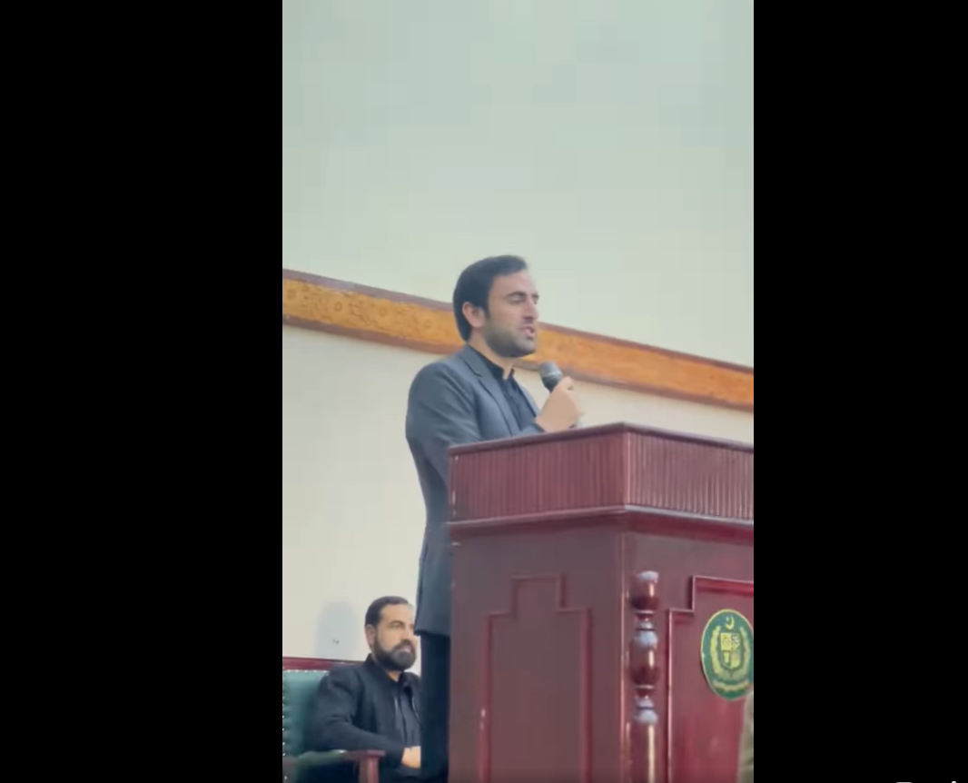 گلگت: وزیراعلی کے معاون خصوصی برائے یوتھ افئیرز اینڈ کامرس ذبیح اللہ گلگت میں بلتستان اسٹوڈنٹس فیڈریشن کے زیر اہتمام یوتھ کنونشن سے خطاب کررہے ہیں۔۔۔