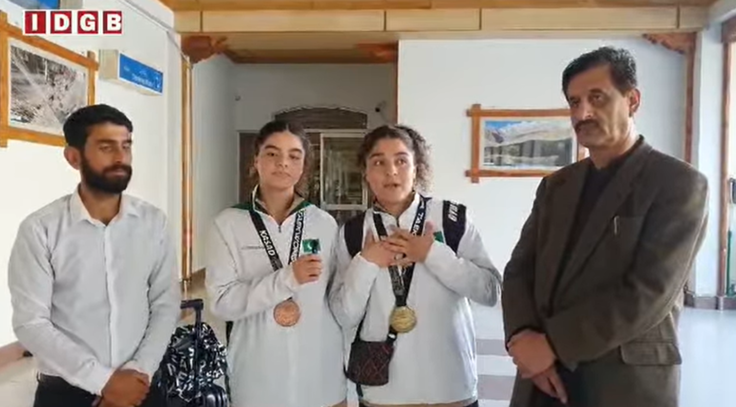 عاون خصوصی اطلاعات ایمان شاہ نے انڈونیشا میں کھیلی جانے والی چھٹی ایشین تائیکووانڈو چیمپئن شپ میں گولڈ میڈل اور برانز میڈل جیت کر گلگت بلتستان سمیت پورے ملک کا نام روشن کرنیوالی ہنزہ کی ہونہار جڑواں بہنوں منیشا علی اور ملیحہ علی گلگت آمد پر ائیر پورٹ میں 