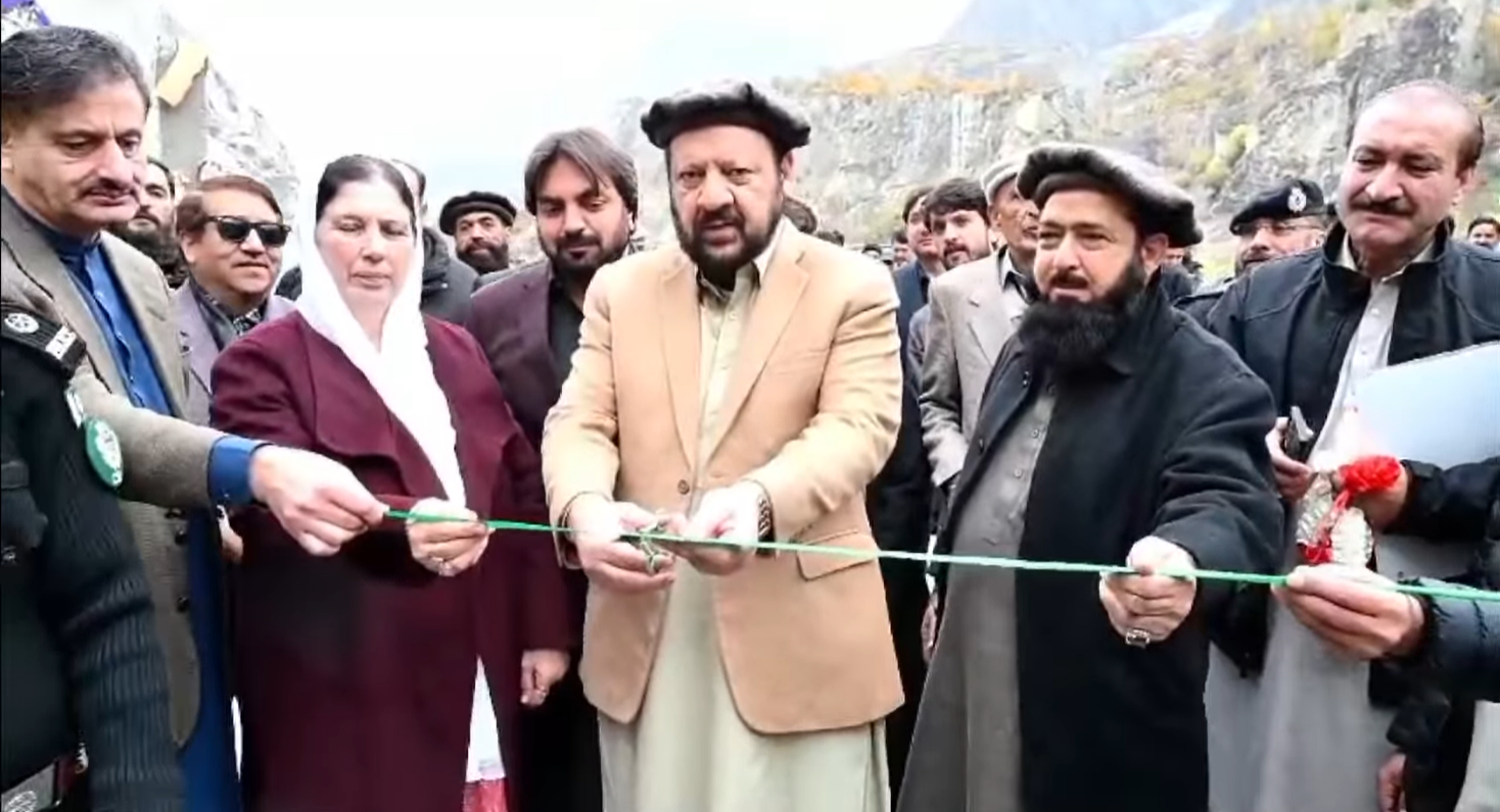 ہنزہ۔ وزیر اعلیٰ گلگت بلتستان حاجی گلبر خان نے ہنزہ گوجال میں عمائدین سے خطاب کرتے ہوئے کہا ہے کہ لینڈ ریفارمز کے ذریعے زمینوں کی ملکیت عوام کو دے رہے ہیں۔