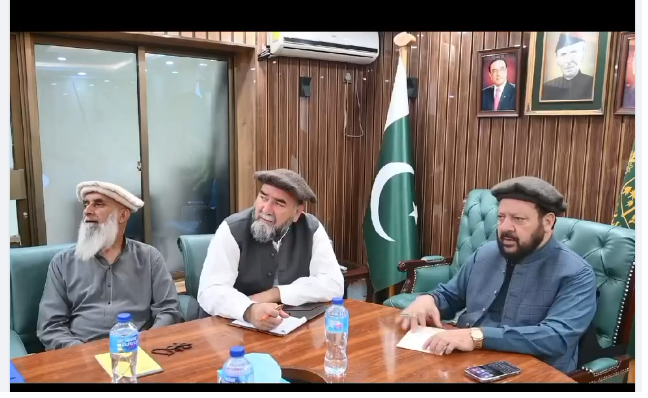 گلگت۔ وزیر اعلیٰ گلگت  بلتستان حاجی گلبر خان نے دیامر بھاشا ڈیم کے CBMsکے تحت منصوبوں کے حوالے سے منعقدہ اعلیٰ سطحی اجلاس کے موقع پر دیامر کی ضلعی انتظامیہ، متعلقہ سیکریٹریز اور آفیسران کی غیر سنجیدگی پر برہمی کا اظہا ر کرتے ہوئے کہا کہ متعلقہ آفیسران کی 