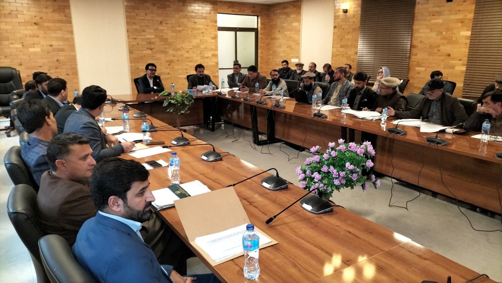 گلگت :  ضلع استور کے ترقیاتی منصوبوں کا جائزہ اجلاس ایڈیشنل چیف سیکریٹری (ترقیات) مشتاق احمد کی زیر صدارت منعقد ہوا۔ اس اجلاس کا بنیادی مقصد ضلع کے سماجی و اقتصادی ترقیاتی منصوبوں میں درپیش چیلنجز اور تاخیر کا حل تلاش کرنا تھا۔