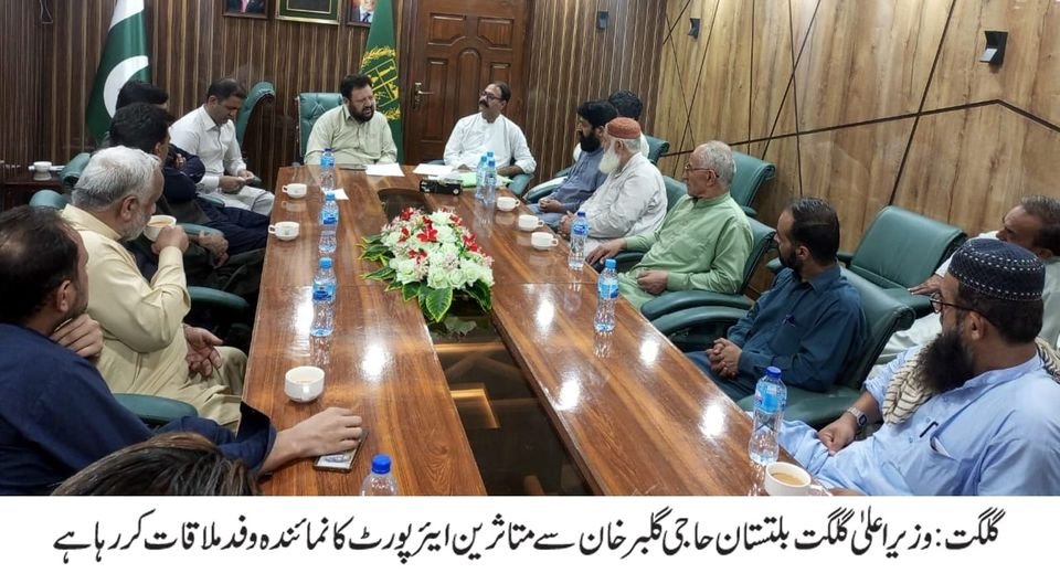گلگت۔ وزیر اعلیٰ گلگت بلتستان حاجی گلبر خان سے متاثرین ایئرپورٹ کا نمائندہ وفد ملاقات کررہا ہے۔