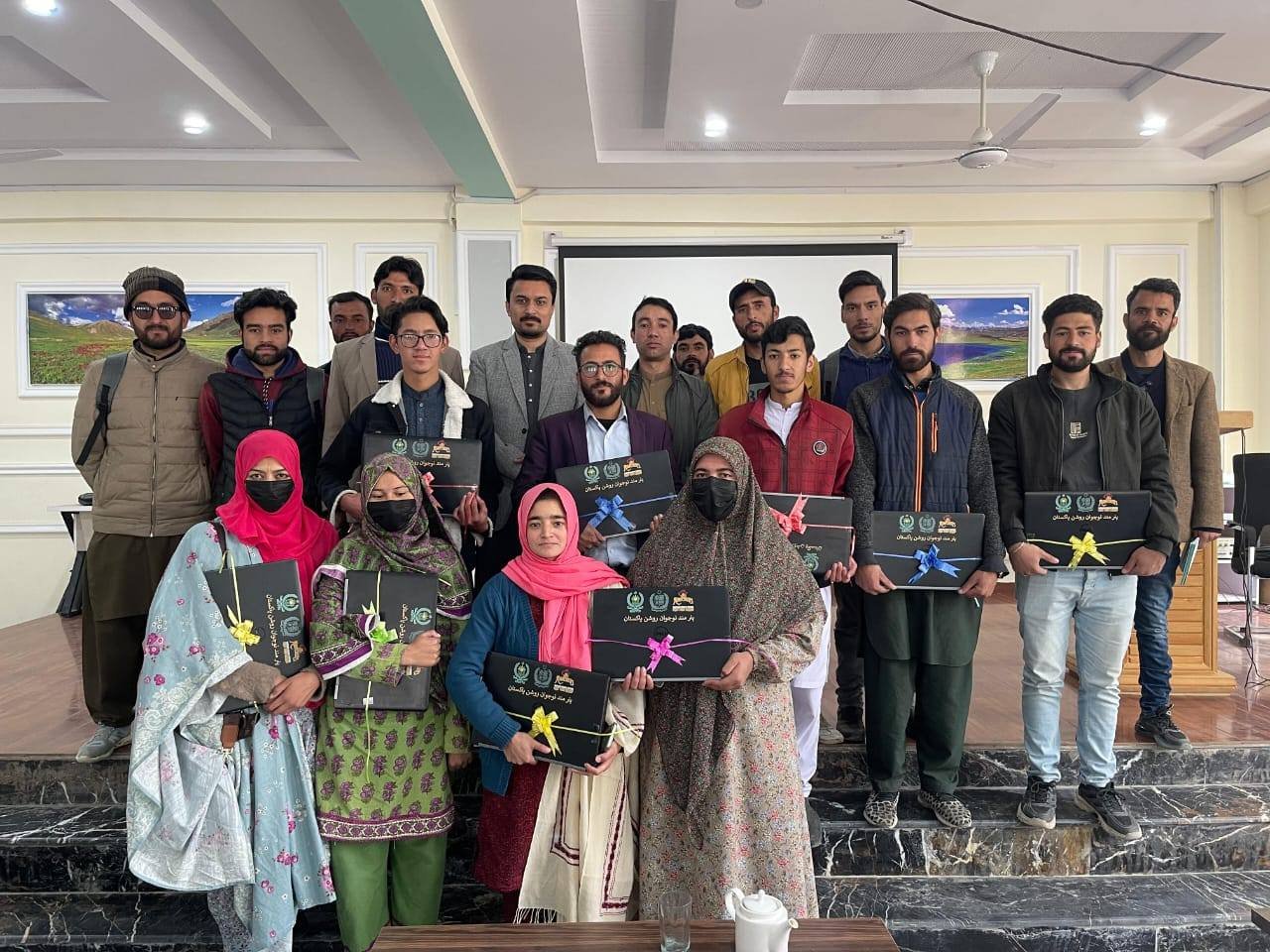 سکردو۔ گورنمنٹ پولی ٹیکنیک انسٹیٹیوٹ سکردو میں وزیراعظم ہنرمند گلگت بلتستان پروگرام کے تحت ای کامرس کے 3 ماہ کے کورس مکمل کر کے فری لانسنگ کے ذریعے اپنا ذریعہ معاش شروع کرنے والے نوجوانوں  میں لیپ ٹاپس تقسیم کیے گئے۔