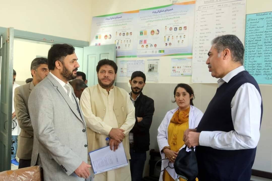 غذر:چیف سیکرٹری گلگت بلتستان ابرار احمد مرزا نے ضلع غذر کے گاؤں شیر قلعہ کا دورہ کیا انہوں نے شیر قلعہ میں زیر تعمیر پاؤر ہاؤس ، گورنمنٹ بوائز ہائی سکول ، شیر قلعہ 10 بیڈڈ ہسپتال کا دورہ کیا