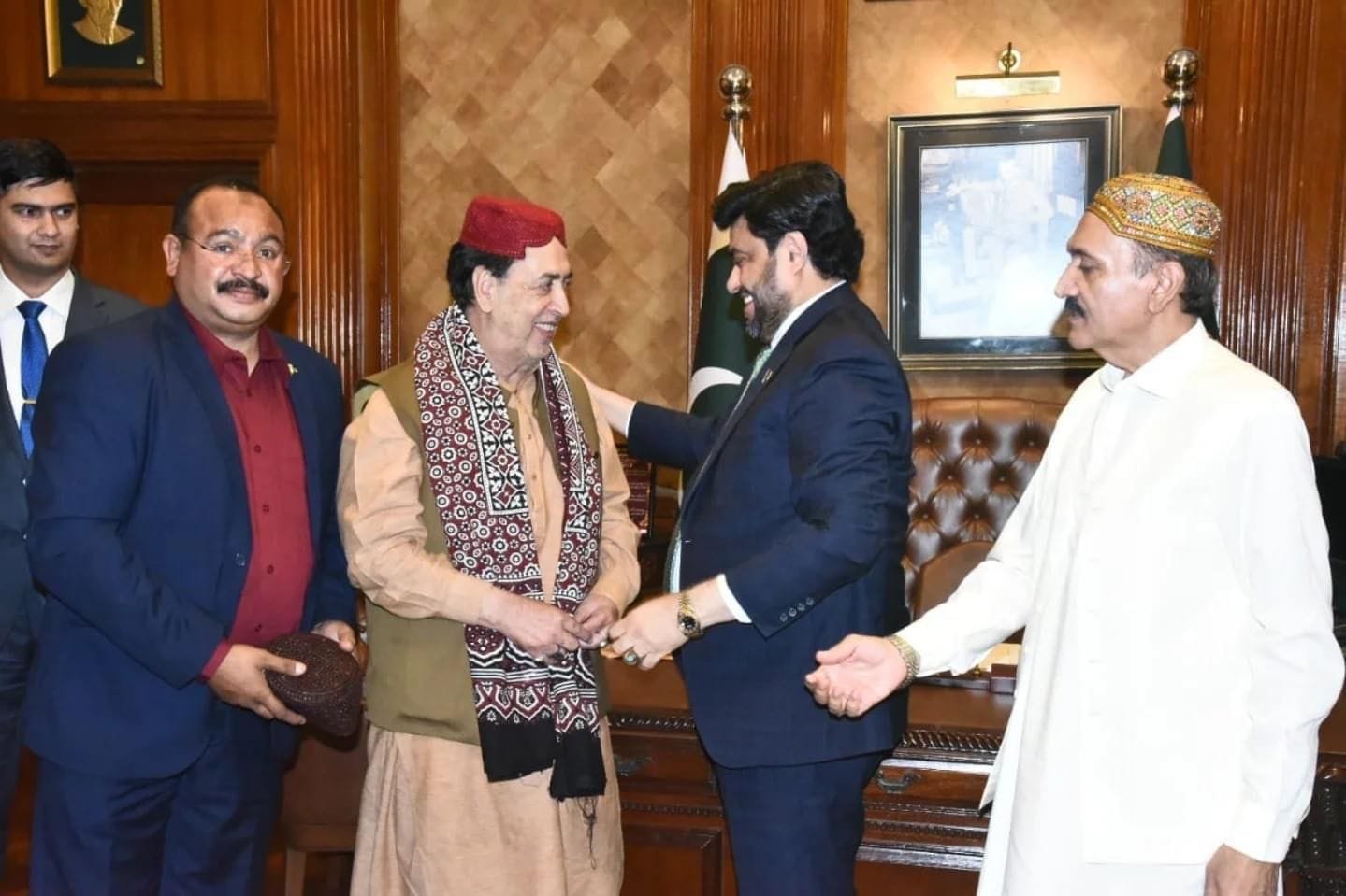 گورنر سندھ کامران خان ٹیسوری سے گلگت بلتستان کے گورنر سید مہدی شاہ کی ملاقات صوبوں کی ترقی میں وفاق کے کردار ، عوامی فلاح و بہبود کے منصوبوں سمیت دلچسپی کے دیگر امور پر تبادلہ خیال