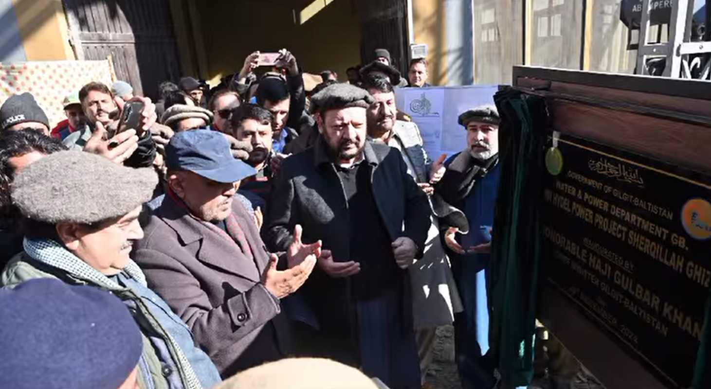 غذر۔ وزیر اعلیٰ گلگت بلتستان حاجی گلبر خان نے شیرقلعہ میں ایک میگاواٹ پاور پروجیکٹ کے افتتاحی تقریب سے خطاب کرتے ہوئے کہا کہ ہماری حکومت زبانی دعوؤں کے بجائے عملی اقدامات پر یقین رکھتی ہے۔ جلد غذر کا تفصیلی دورہ کرکے عوام کے مسائل حل کرنے کیلئے ہدایات دوں