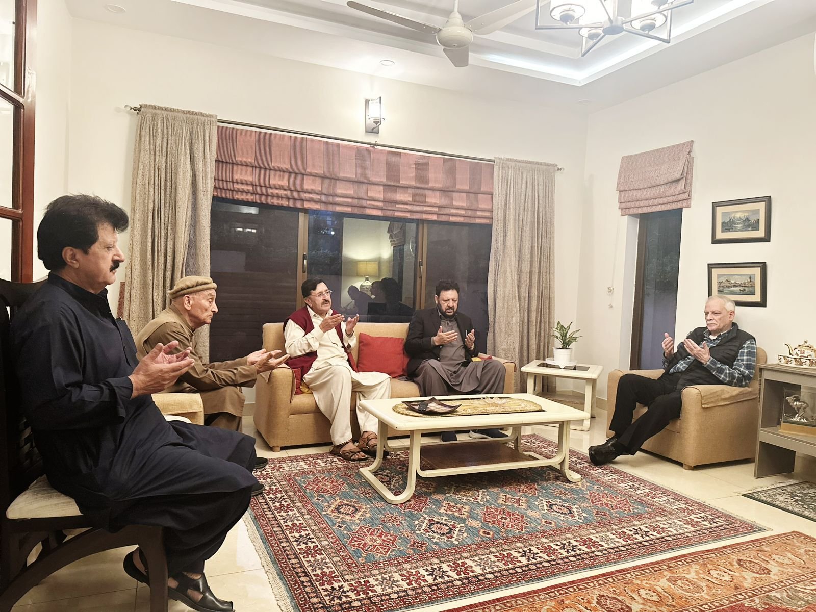 اسلام آباد ۔ وزیر اعلیٰ گلگت بلتستان حاجی گلبر خان نے سابق وفاقی سیکریٹری شاہد اللّٰہ بیگ کے گھر جاکر ان کے مرحوم بھائی میجر (ر) رضوان اللہ بیگ کی ناگہانی موت پر اظہار تعزیت