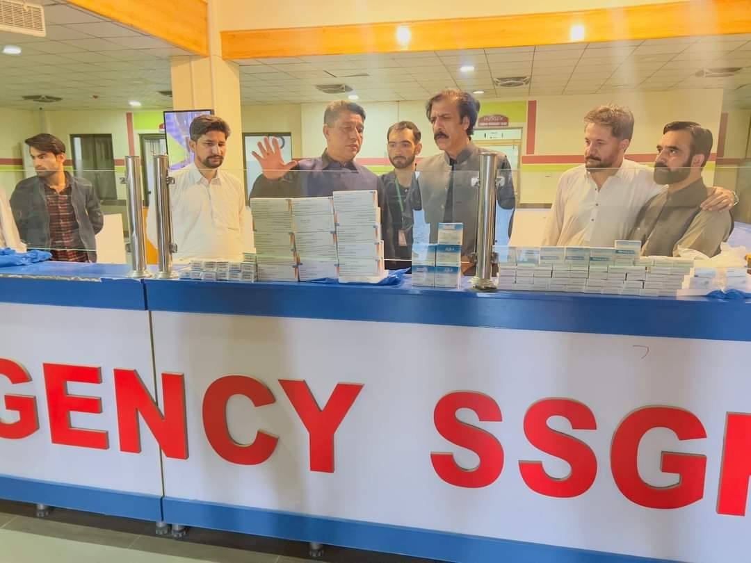 گلگت۔ وزیر اعلیٰ گلگت بلتستان کے احکامات کی روشنی اور سیکریٹری صحت دلدار احمد ملک کی ہدایات پر میڈیکل سپرنٹینڈنٹ سرجن ڈاکٹر اقبال عزیز نے خصوصی طور پر ملک کے مختلف شہروں سے ہیومن ایمیونوگلوبلین کے اینجکشن منگوا کر شہید سیف الرحمٰن گورنمنٹ ٹیچنگ ہسپتال میں