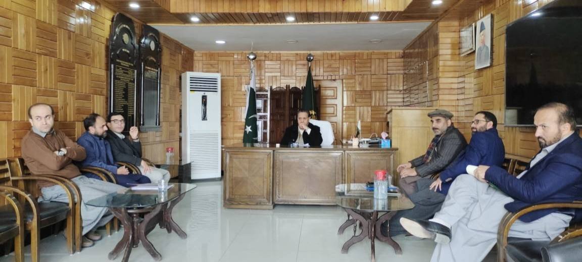 گلگت۔ چیئرمین سی ایم ائی ٹی فدا حسین سے ڈپٹی چیف  پلاننگ اینڈ ڈیویلپمنٹ ڈیپارٹمنٹ فیصل عثمان اور  محکمہ برقیات کے ایکسین جنریشن منیر احمد، ایکسین سول جمشید اکبر اور ایکسین نگر عامر شہزاد گلگت میں جاری پاور پروجیکٹس کے بارے میں بریفنگ دے رہے ہیں۔ موقع پر س