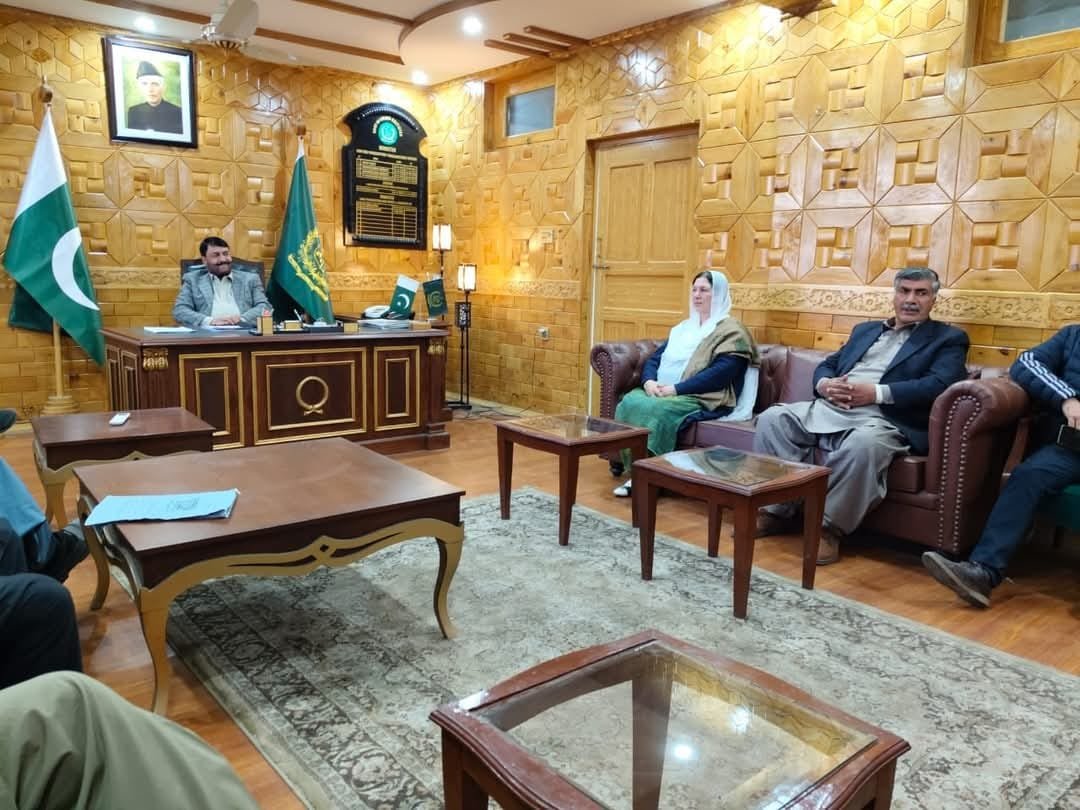گلگت:سینئر صوبائی وزیر قانون, پارلیمانی امور,سیاحت و ثقافت گلگت بلتستان غلام محمد سے ہنزہ کا وفد صوبائی وزیر دلشاد بانو کی قیادت میں جبکہ سابق ممبر گلگت بلتستان اسمبلی استور حمید خان کی قیادت میں استور کا وفد ملاقات کررہا ہے۔ Ghulam Muhammad
