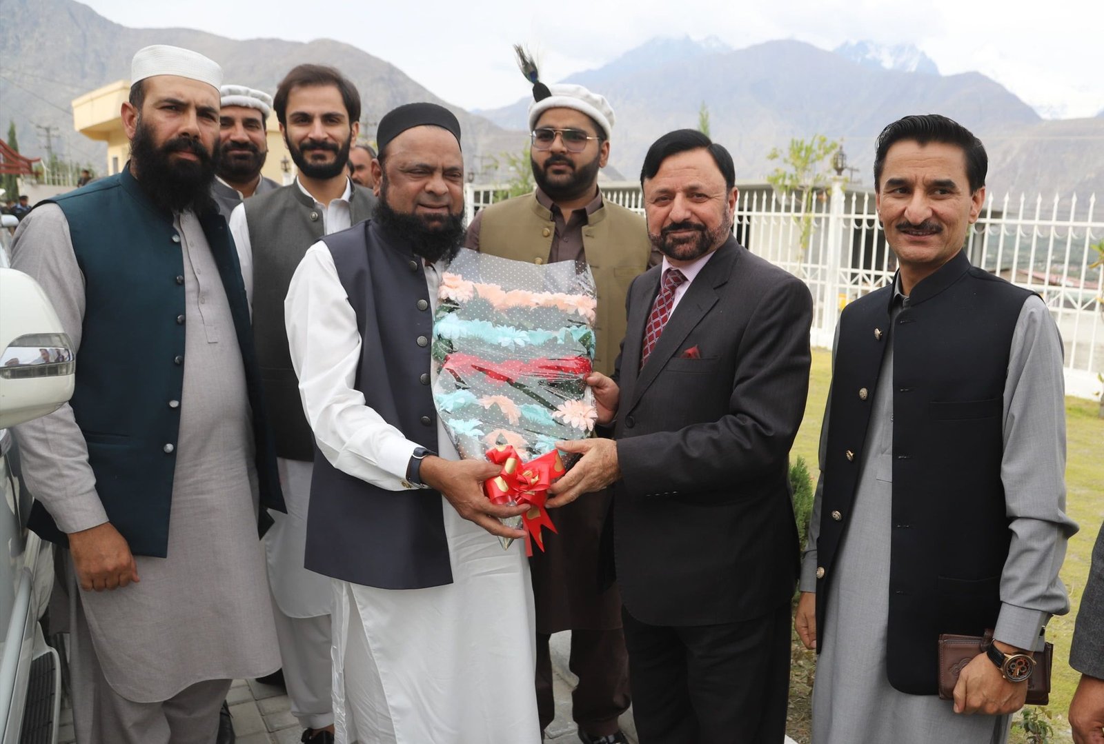 لگت۔ وزیر اعظم پاکستان کے کوآرڈینیٹر برائے آزاد کشمیر و گلگت بلتستان شبیر احمد عثمانی کا الیکشن کمیشن گلگت بلتستان کا دورہ۔اعلیٰ سطحی اجلاس کا انعقاد۔ چیف الیکشن کمشنر گلگت بلتستان راجہ شہباز خان(تمغہ شجاعت) نے الیکشن کمیشن آمد پر ان کا پرتپاک استقبال کیا