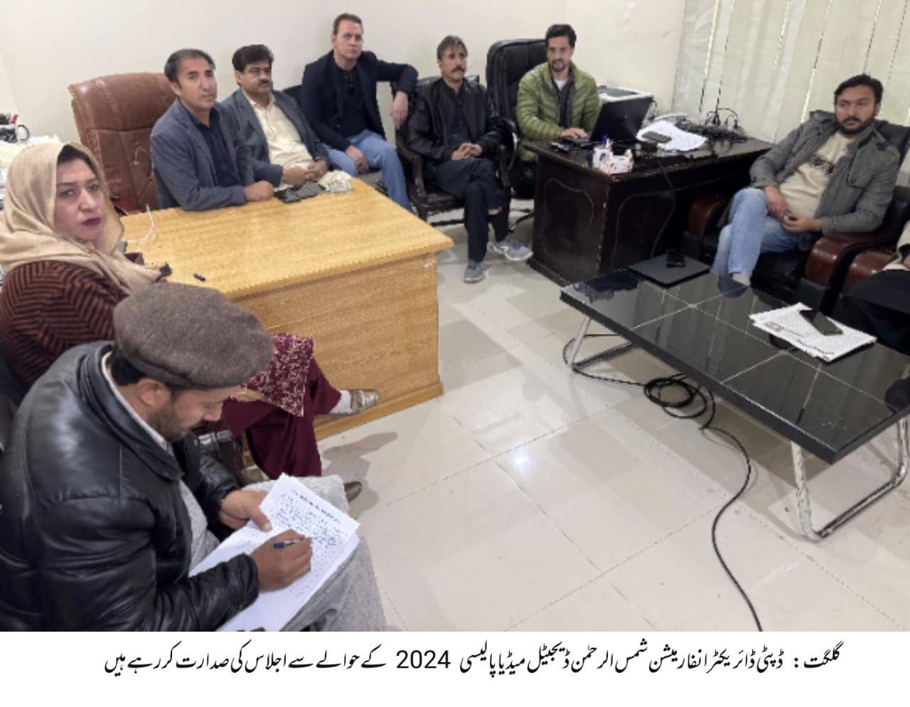 گلگت۔ (11 نومبر) ڈپٹی ڈائریکٹر محکمہ اطلاعات ڈاکٹر شمس الرحمٰن ڈیجیٹل میڈیا پالیسی 2024 کے حوالے سے منعقدہ اجلاس کی صدارت کررہے ہیں۔