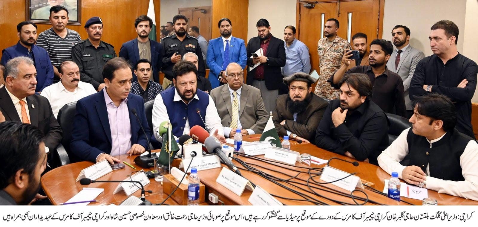 کراچی  - وزیراعلی۱ گلگت بلتستان حاجی گلبرخان کراچی چیمبر آف کامرس کے دورے کے موقع پر چیمبر آف کامرس کے عہدیداران سے ملاقات کر رہے ہیں اس موقع پر انھوں نے میڈیا کے نمایئندوں سے گفتگو بھی کی۔ Chief Minister Gilgit-Baltistan