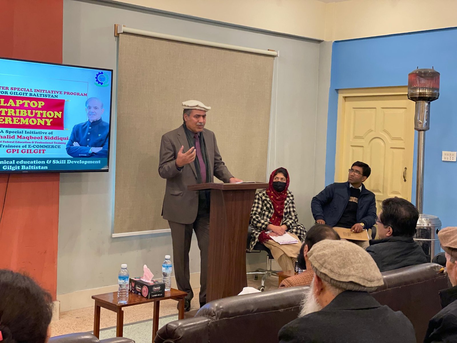 گلگت (پریس ریلیز): گورنمنٹ پولی ٹیکنیک انسٹیٹیوٹ، چھلمش داس، گلگت میں منعقدہ تقریب میں چیف سیکریٹری گلگت بلتستان و دیگر اعلیٰ حکام نے ہونہار طلبہ میں لیپ ٹاپس تقسیم کیے۔