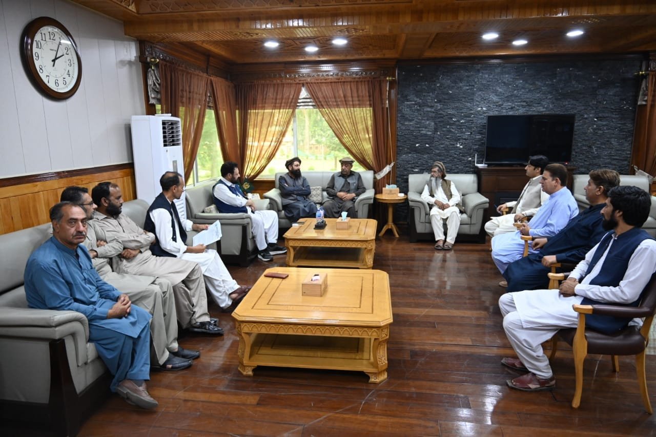 گلگت۔ وزیر اعلیٰ گلگت  بلتستان حاجی گلبر خان نے پاکستان جیمزسٹون اینڈ منرلز ایسوسی ایشن (PGMA)کے نمائندہ وفد سے گفتگو کرتے ہوئے کہا ہے کہ مائننگ کے لیز ہولڈرز کو درپیش مسائل حل کئے جائیں گے۔