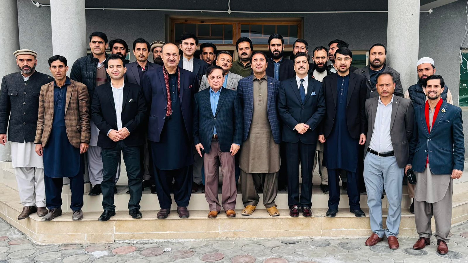 گلگت۔ ڈپٹی ڈائریکٹرمحکمہ اطلاعات ڈاکٹر شمس الرحمن کی الوداعی پارٹی کے موقع پر سیکریٹری اطلاعات میر وقار احمد، سیکریٹری خوراک صفدر خان اور انفارمیشن ڈپارٹمنٹ کے سٹاف کے ہمراہ گروپ فوٹو۔