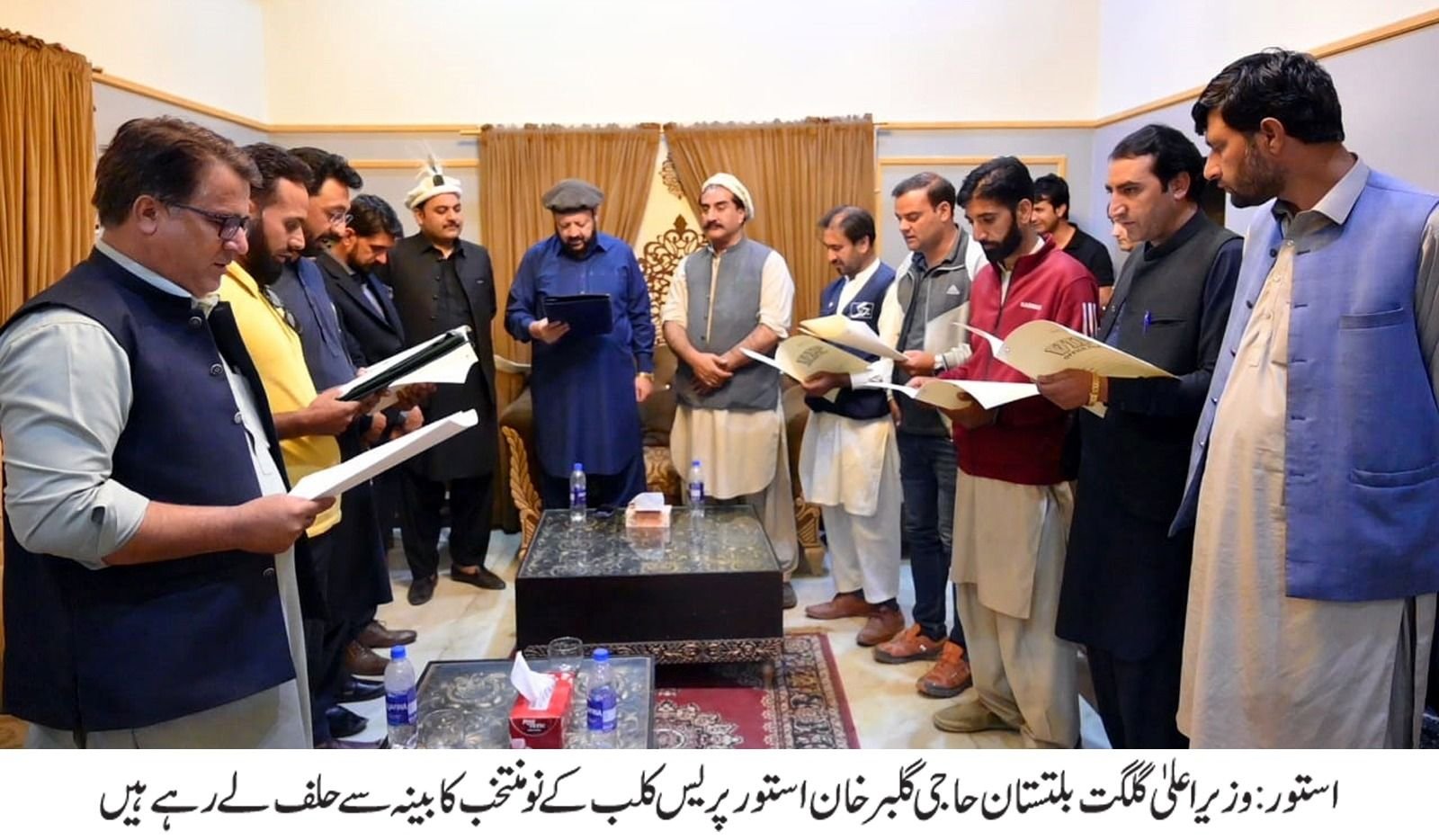 استور۔ وزیر اعلیٰ گلگت بلتستان حاجی گلبر خان استور پریس کلب کے نو منتخب کابینہ سے حلف لے رہے ہیں۔