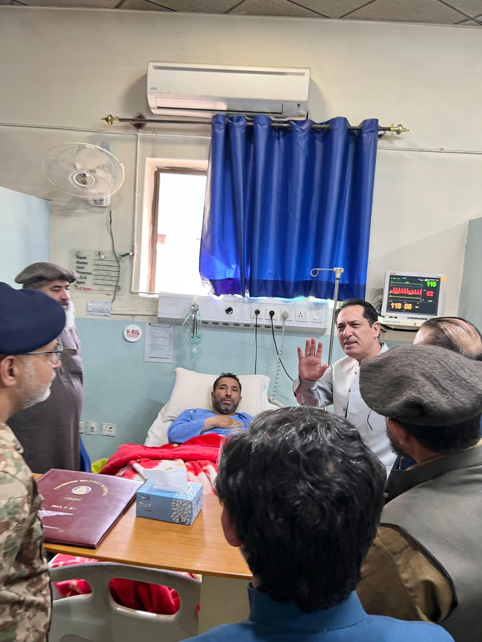گلگت: چیف سیکریٹری گلگت بلتستان ارشد مجید مہمند ، سیکریٹری اطلاعات ثناء اللہ اور سیکریٹری صحت آصف اللہ کے ہمراہ ڈی ایس پی فقیر محمد کی عیادت کر رہے ہیں۔