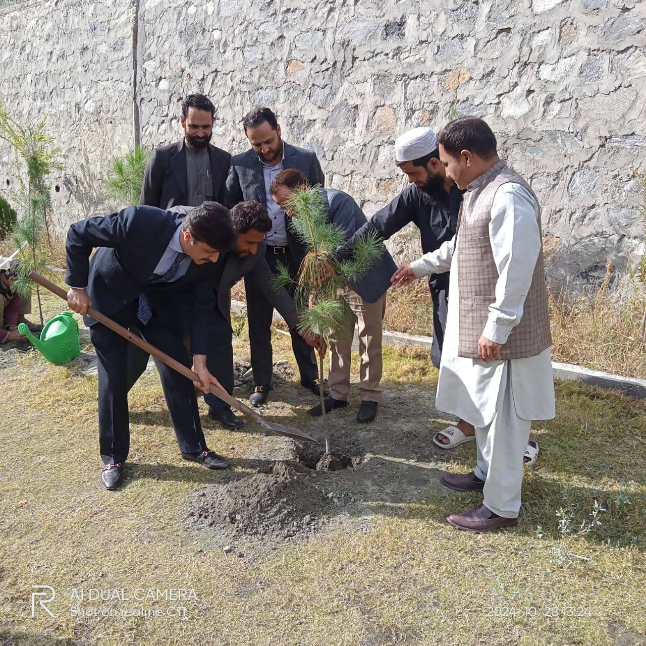 گلگت  موسم خزاں کی شجر کاری مہم کے سلسلے میں سیکریٹری اطلاعات میر وقار احمد اور سیکریٹری ایریگیشن و واٹر منیمجمنٹ محمداعظم خان نے سول سیکرٹریٹ جٹیال کے سبزہ زارمیں پودا لگایا۔ اس موقع پر سیکریٹری جنگلات سید عبدالوحید شاہ بھی موجود تھے۔  #PlantATree  #Plan