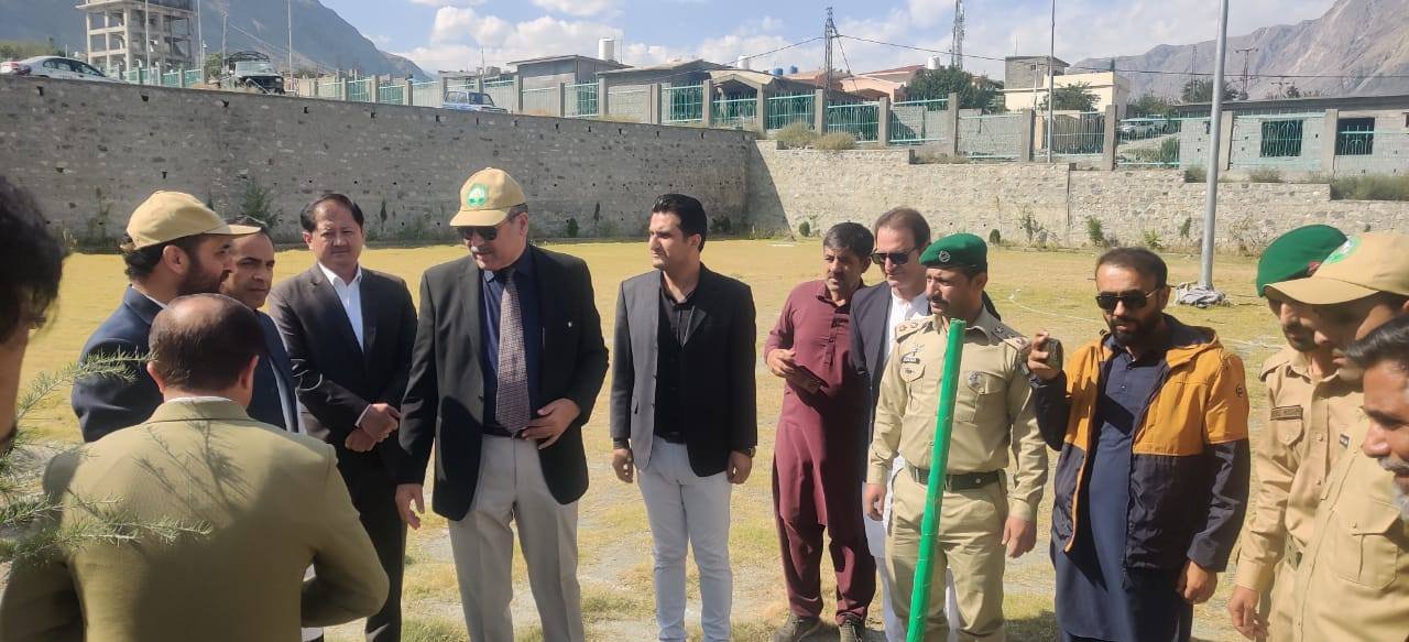 گلگت۔چیف سیکریٹری گلگت بلتستان ابرار احمد مرزا نیو سول سیکرٹریٹ جوٹیال گلگت میں شجر کاری مہم کے موقع پر پودا لگا رہے ہیں۔
