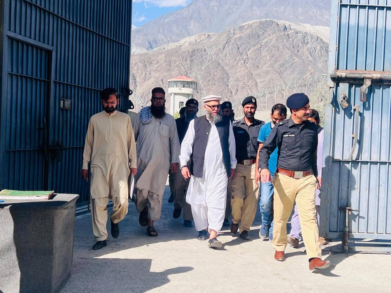 گلگت۔ مورخہ 30 ستمبر 2024 کو  سینئیر سول جج اجلال احمد نے سینٹرل جیل مناور کا دورہ کیا۔ سپرٹینڈنٹ آف جیل محمد سلیم نے سینئیر سول جج کی جیل آمد پر  پرتپاک استقبال کیا۔